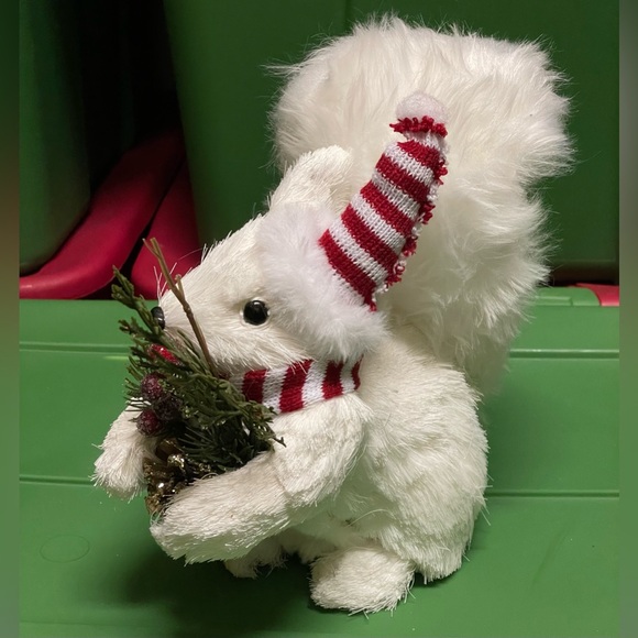 White Christmas Woodland Squirrel - Picture 11 of 12